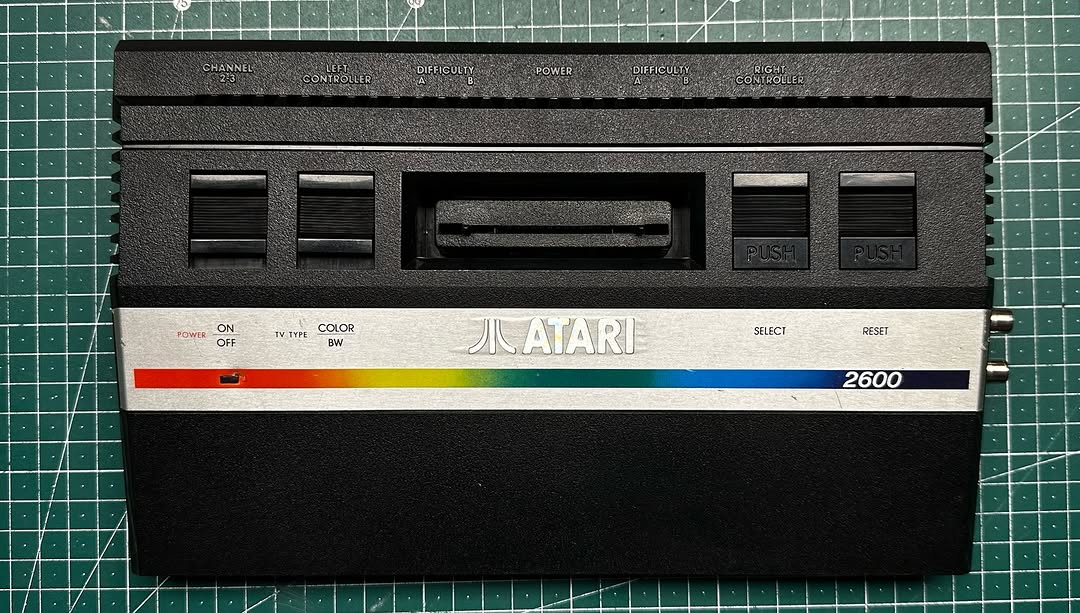 Atari 2600J smontata prima della modifica